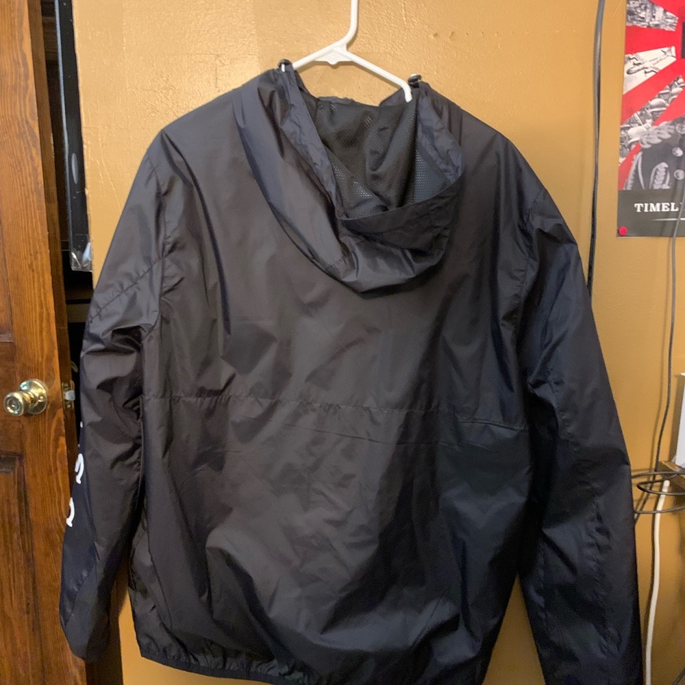 Guess wind breaker
